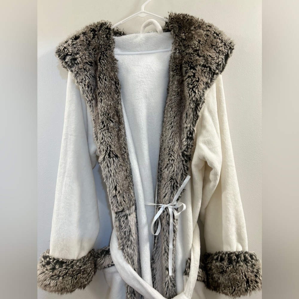 06. Pottery Barn Robe - Picture 3 of 15